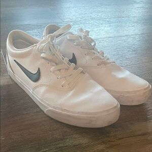 Nike Men’s Charge White and Black Casual Sneakers Size 11.5